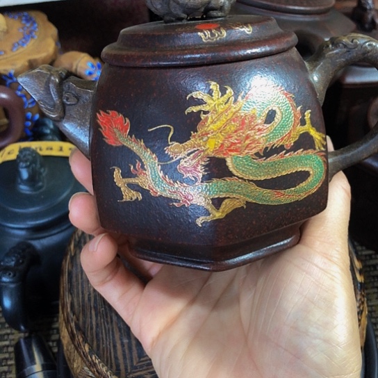 茶壶紫砂原矿泥料手工制作的一把紫砂壶。