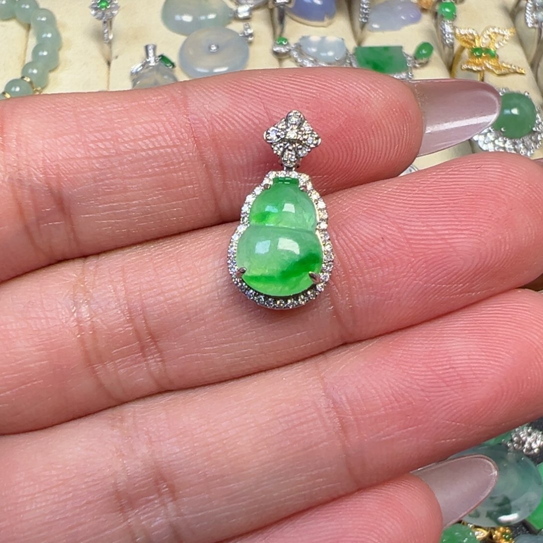 颈饰18K金镶嵌翡翠M****e