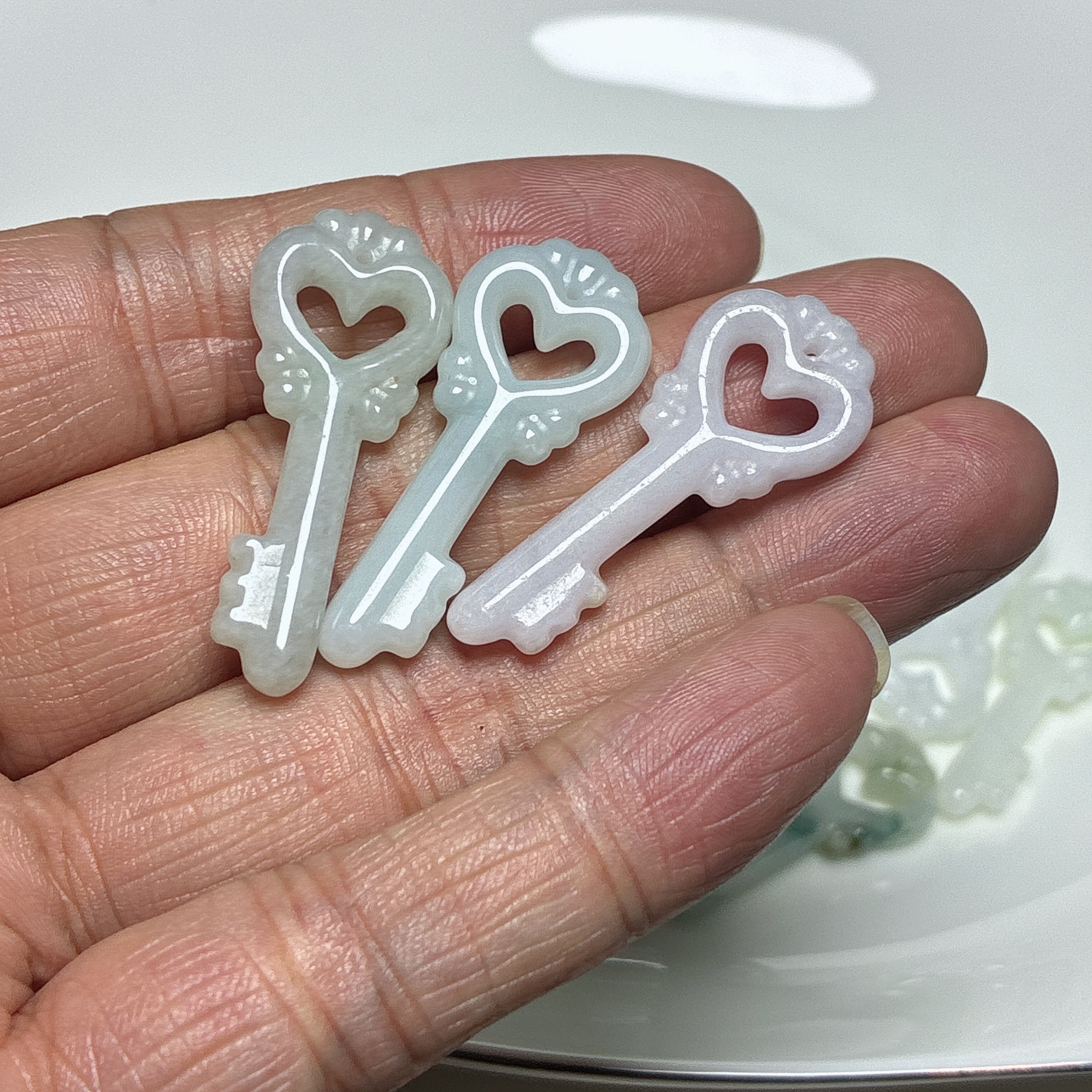 天然翡翠A货雕刻钥匙吊坠镂空爱心款颜色随机发货