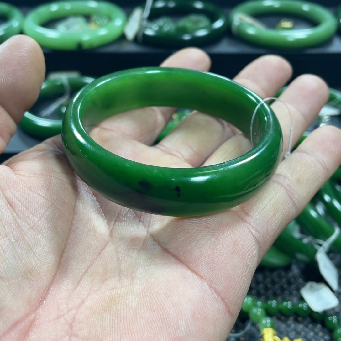 小***子和田玉（碧玉）未镶嵌手镯