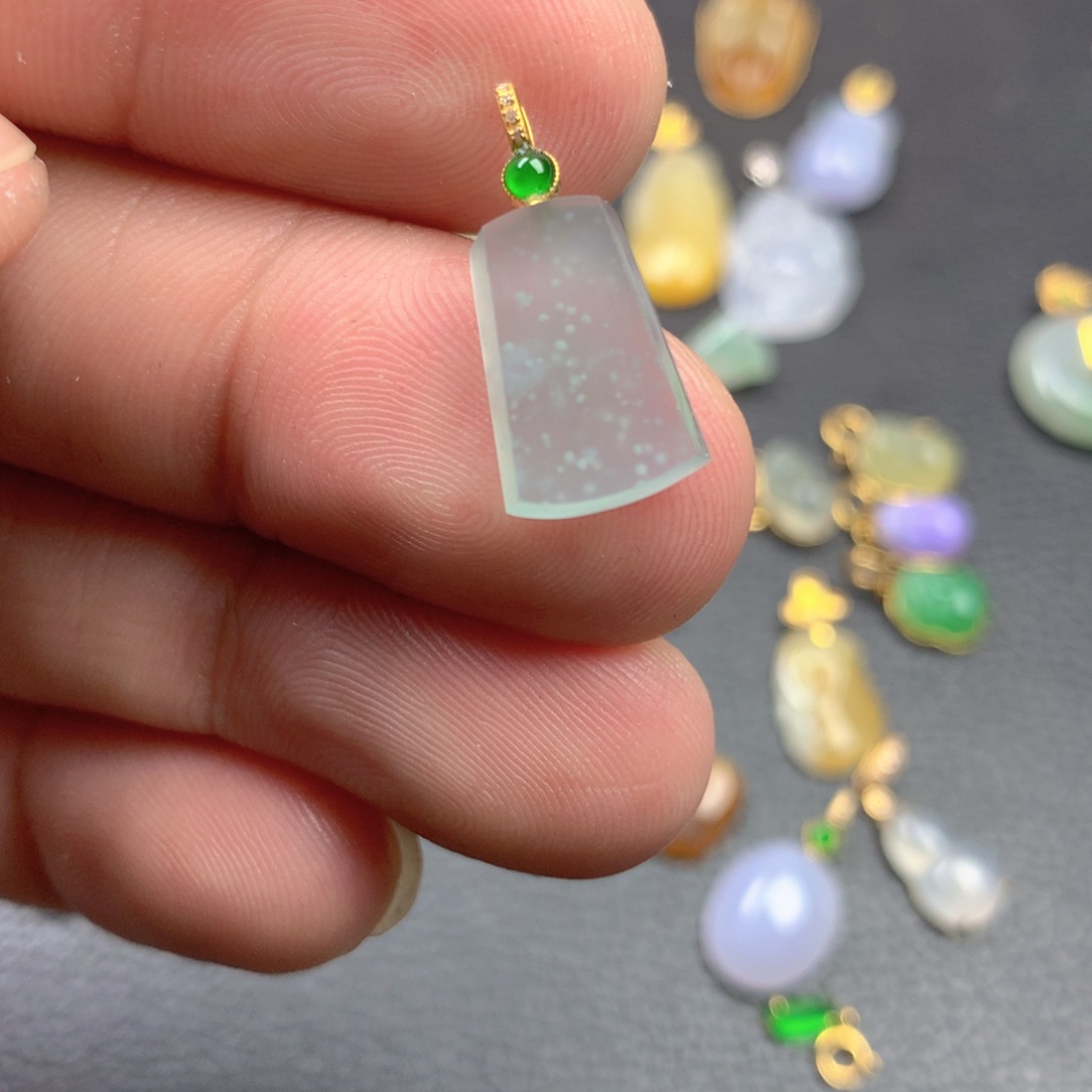 【闪购商品】颈饰18K金镶嵌翡翠翡翠