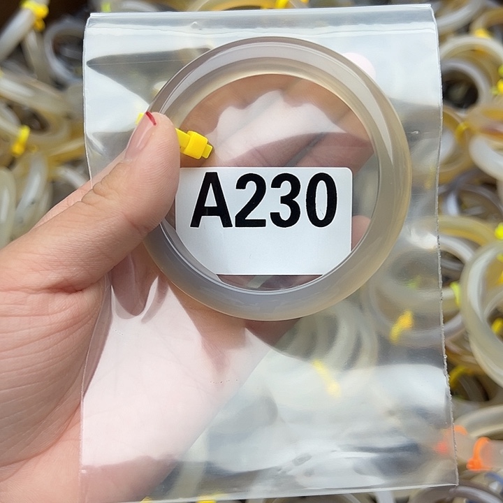 天***朗玛瑙/玉髓未镶嵌手镯230