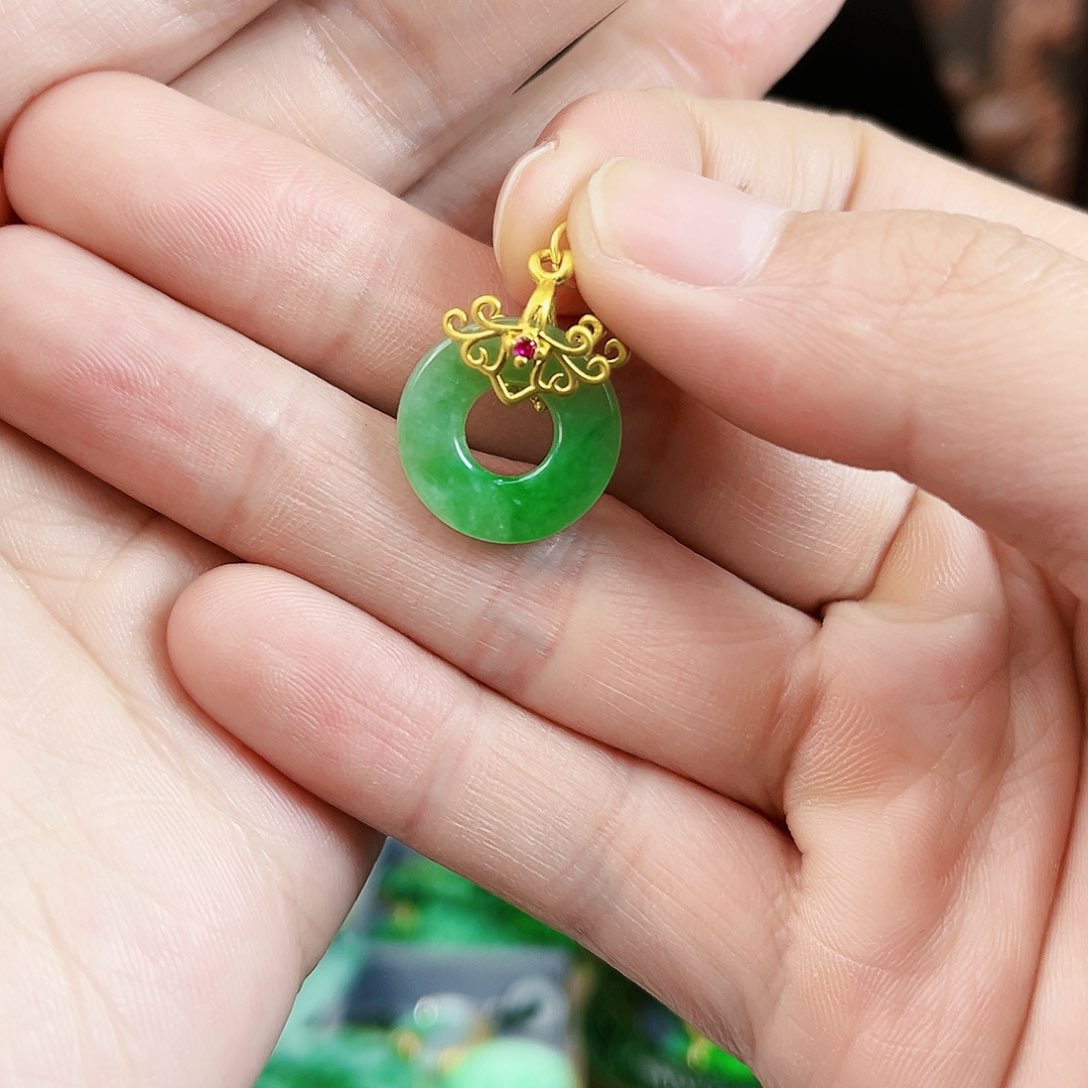 翡翠颈饰未镶嵌吊坠多样性