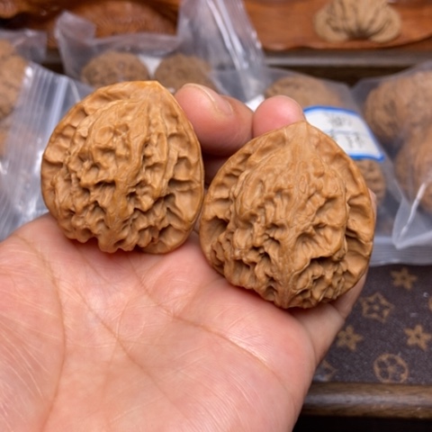 文玩核桃把件梨木台全品42