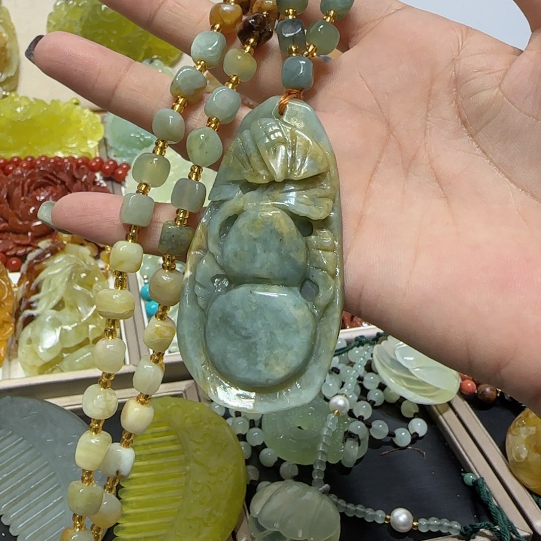 未镶嵌蛇纹石玉吊坠