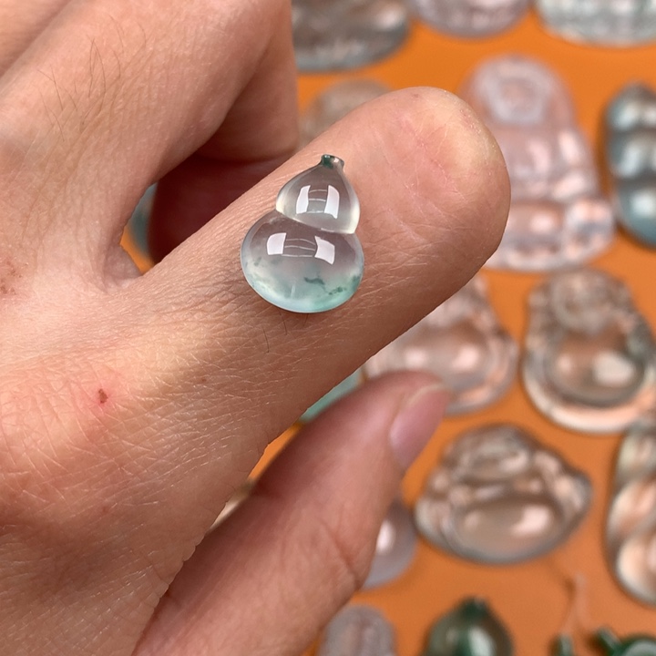 翡翠挂件未镶嵌….