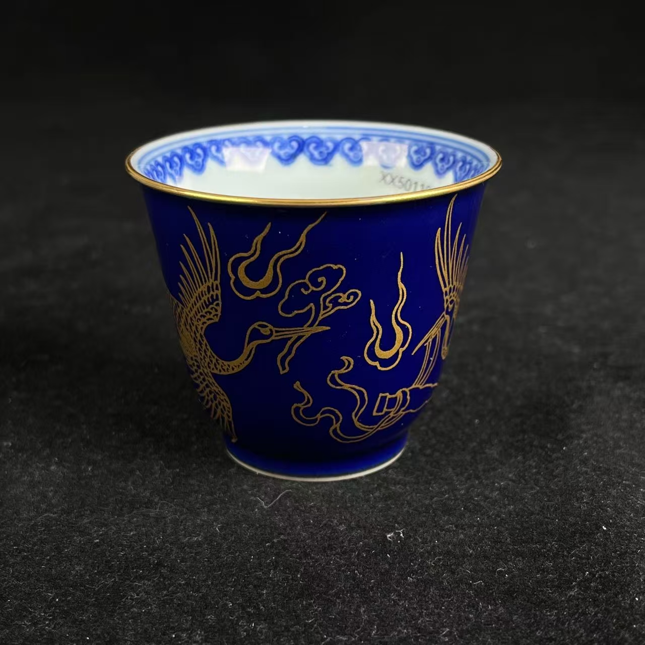 内青花外霁蓝釉地描金祥云仙鹤纹杯