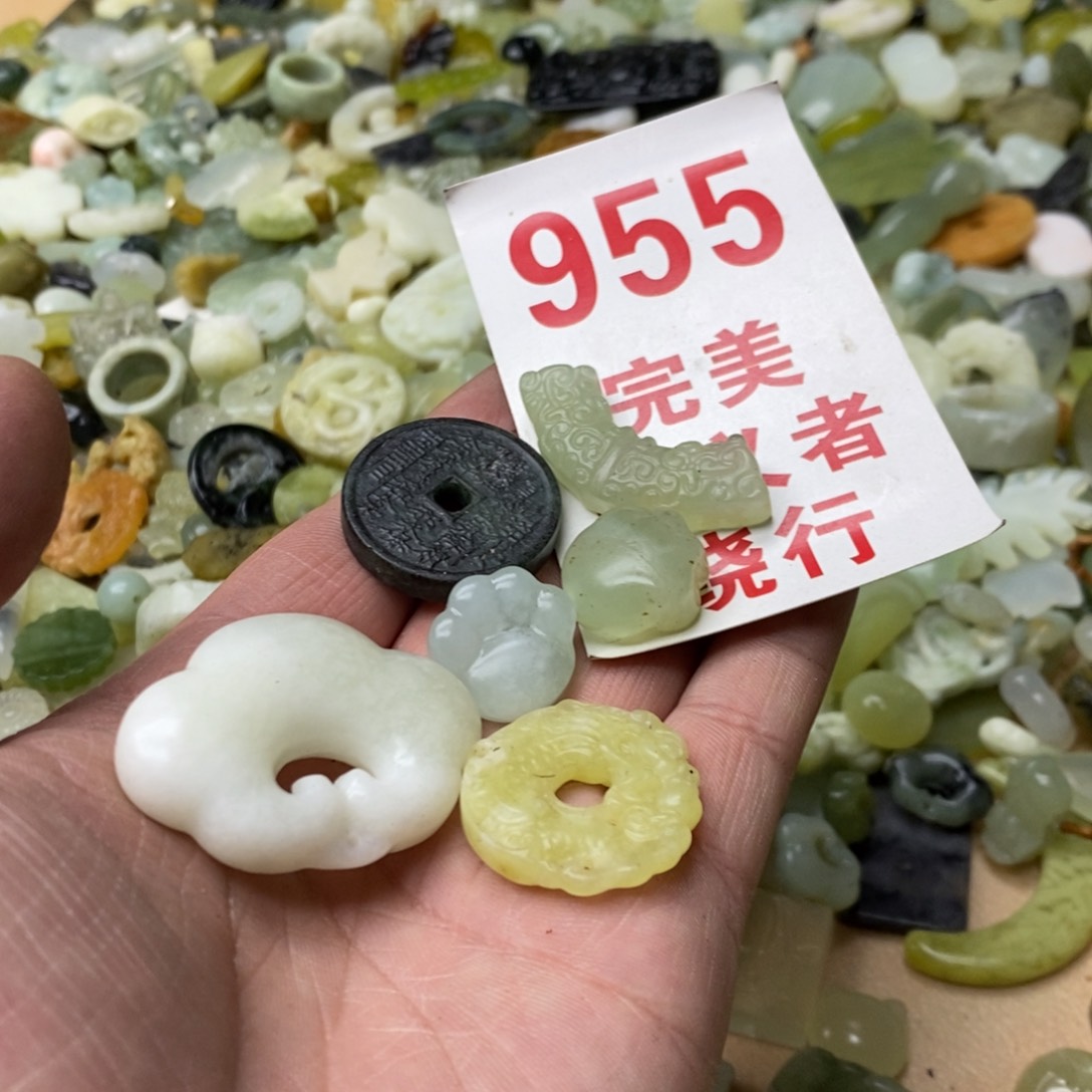 蛇纹石玉挂坠未镶嵌