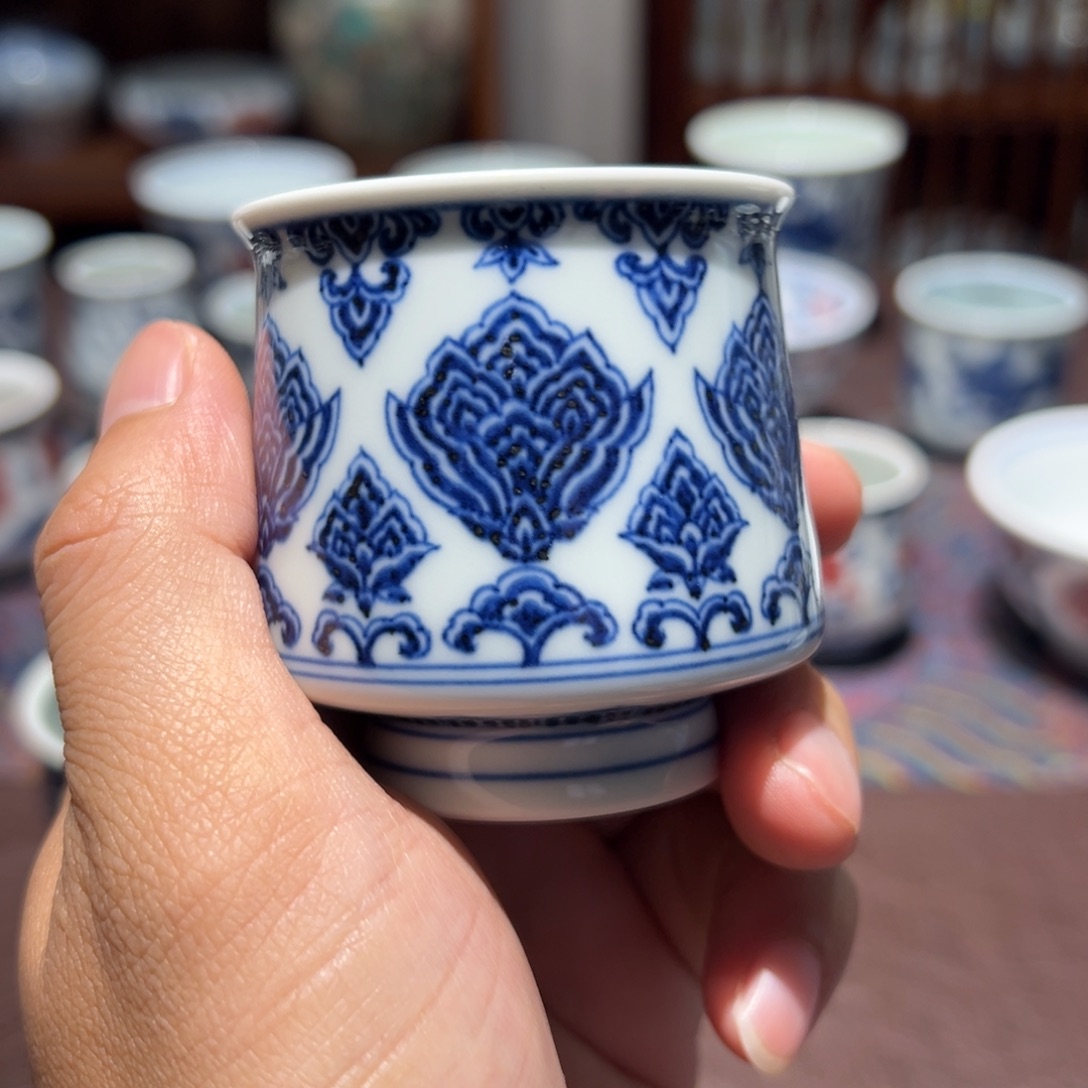 精品青花星空宝相纹品茗杯口径约5.6厘米