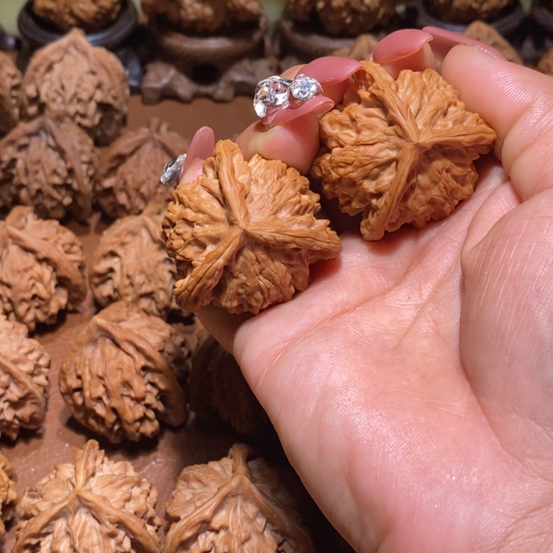 冷***子盘山文玩核桃手把件