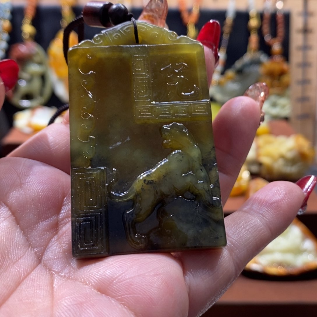 蛇纹石玉颈饰未镶嵌