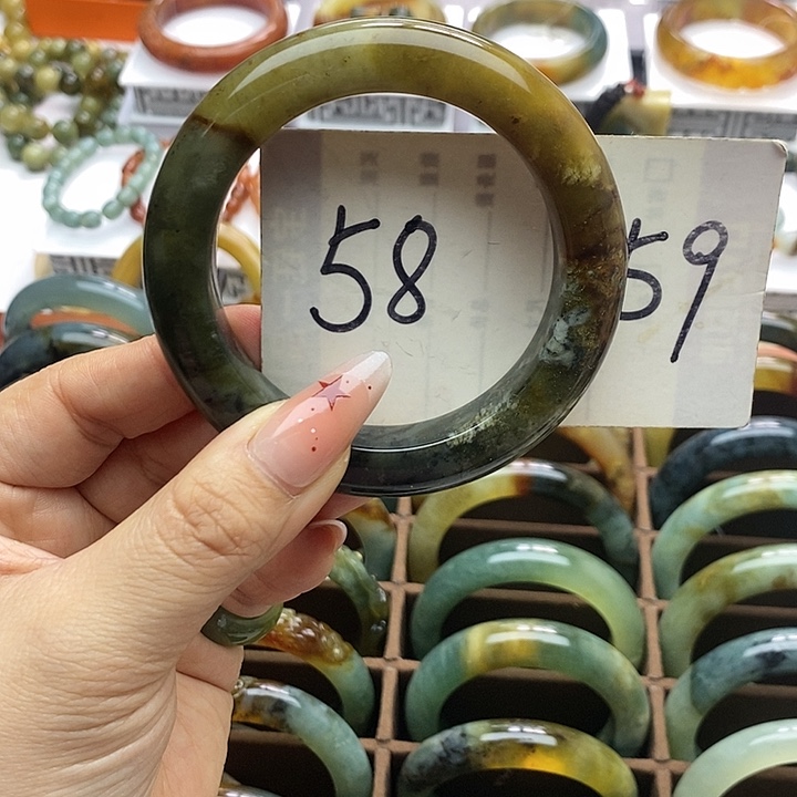 蛇纹石玉手镯未镶嵌