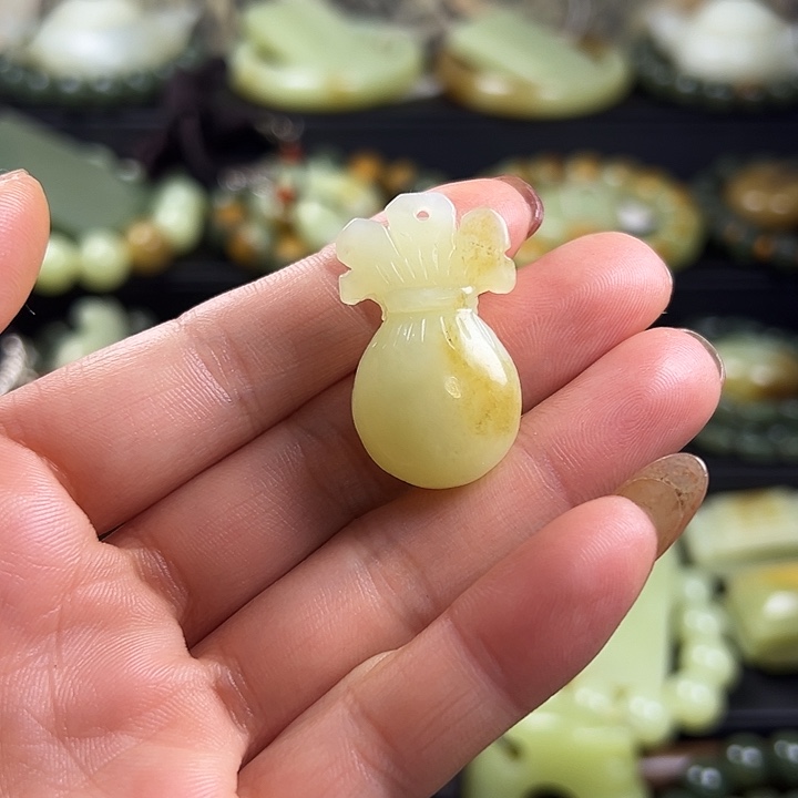 岫岩老玉（透闪石质玉）未镶嵌颈饰