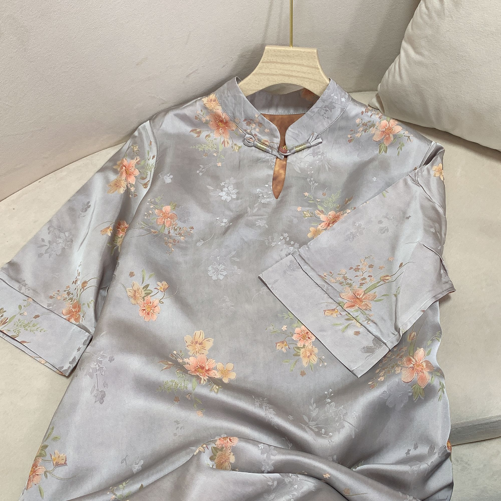 5202新款秋季高领水滴领新中式刻花连衣裙