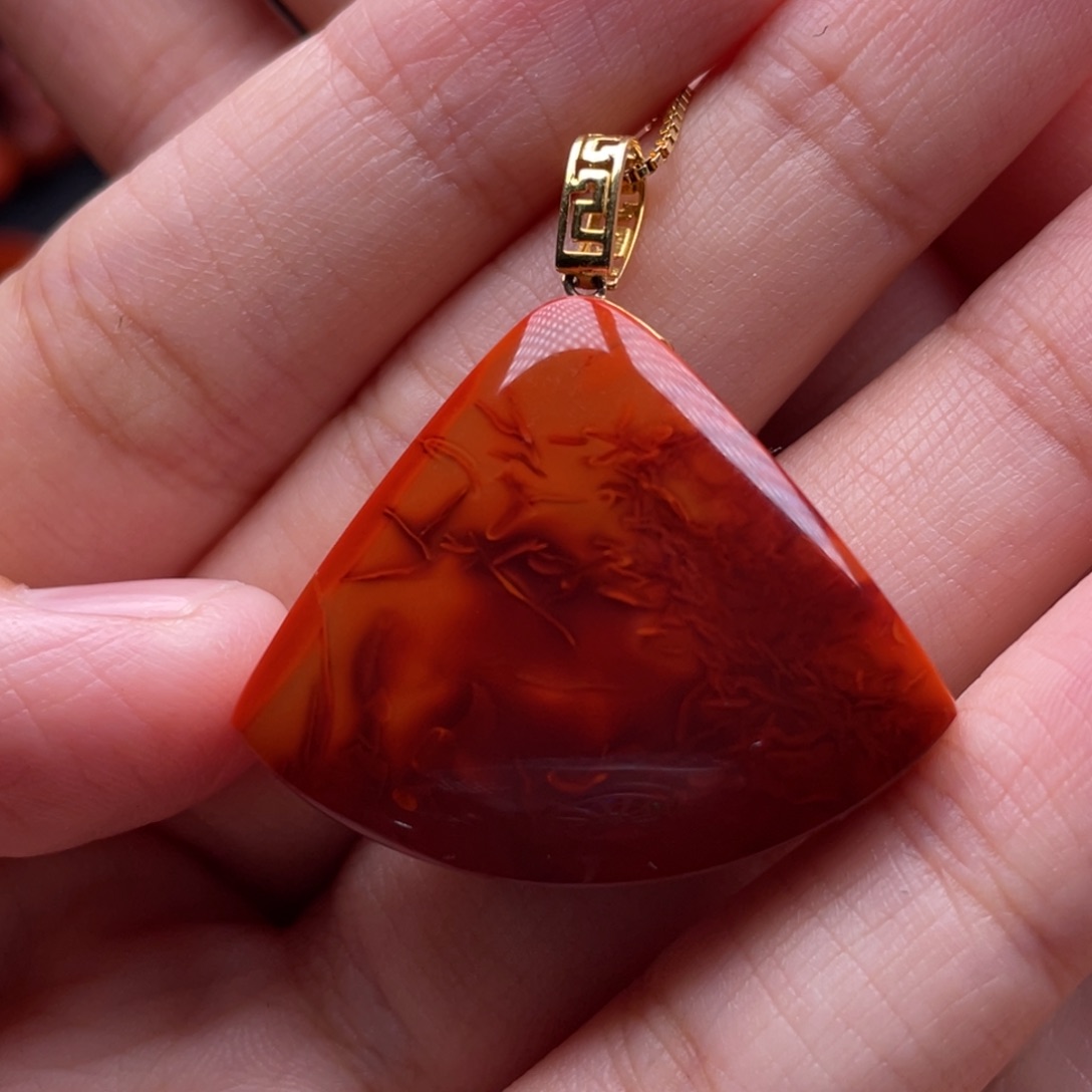 南红玛瑙18K金镶嵌珠宝奇石扇形吊坠