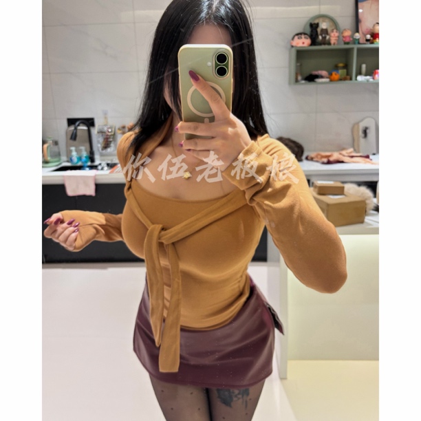 【你伍老板娘】“初雪降临”胸前绑带方领长袖纯欲t