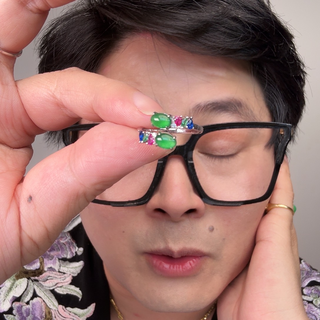 翡翠未镶嵌颈饰一件