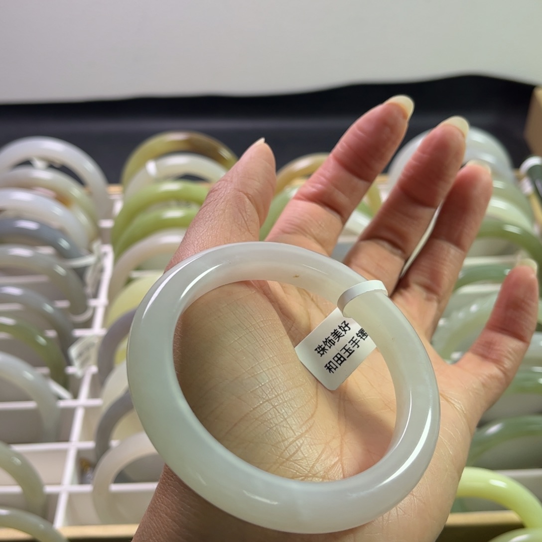 和田玉手镯57圈口未镶嵌