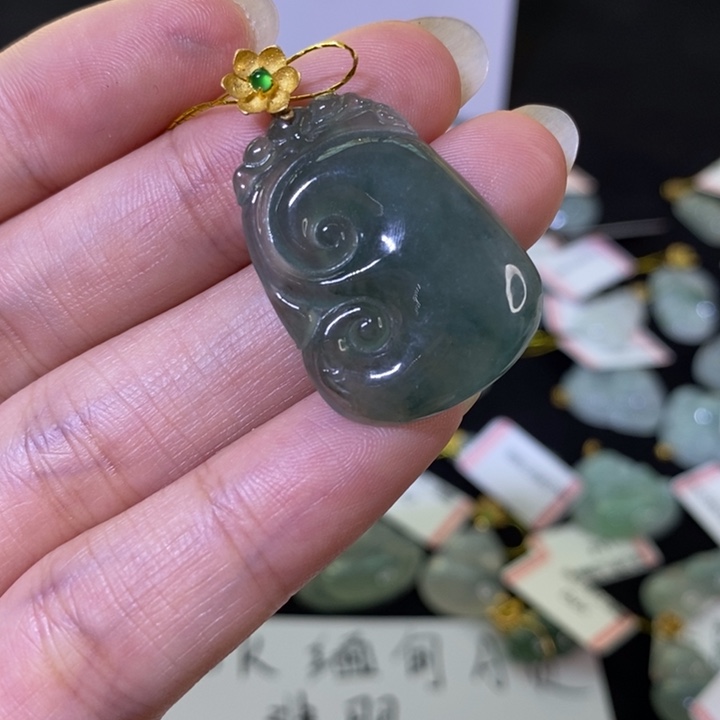 翡翠18K金镶嵌颈饰