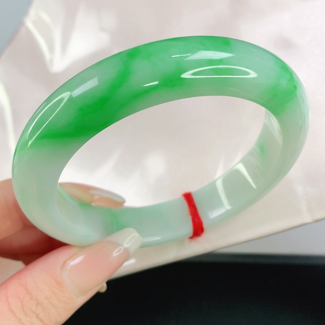 翡翠手镯未镶嵌56圈