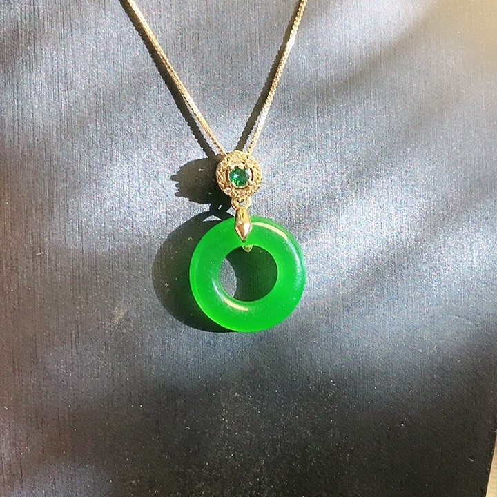 翡翠18K金镶嵌颈饰吊坠