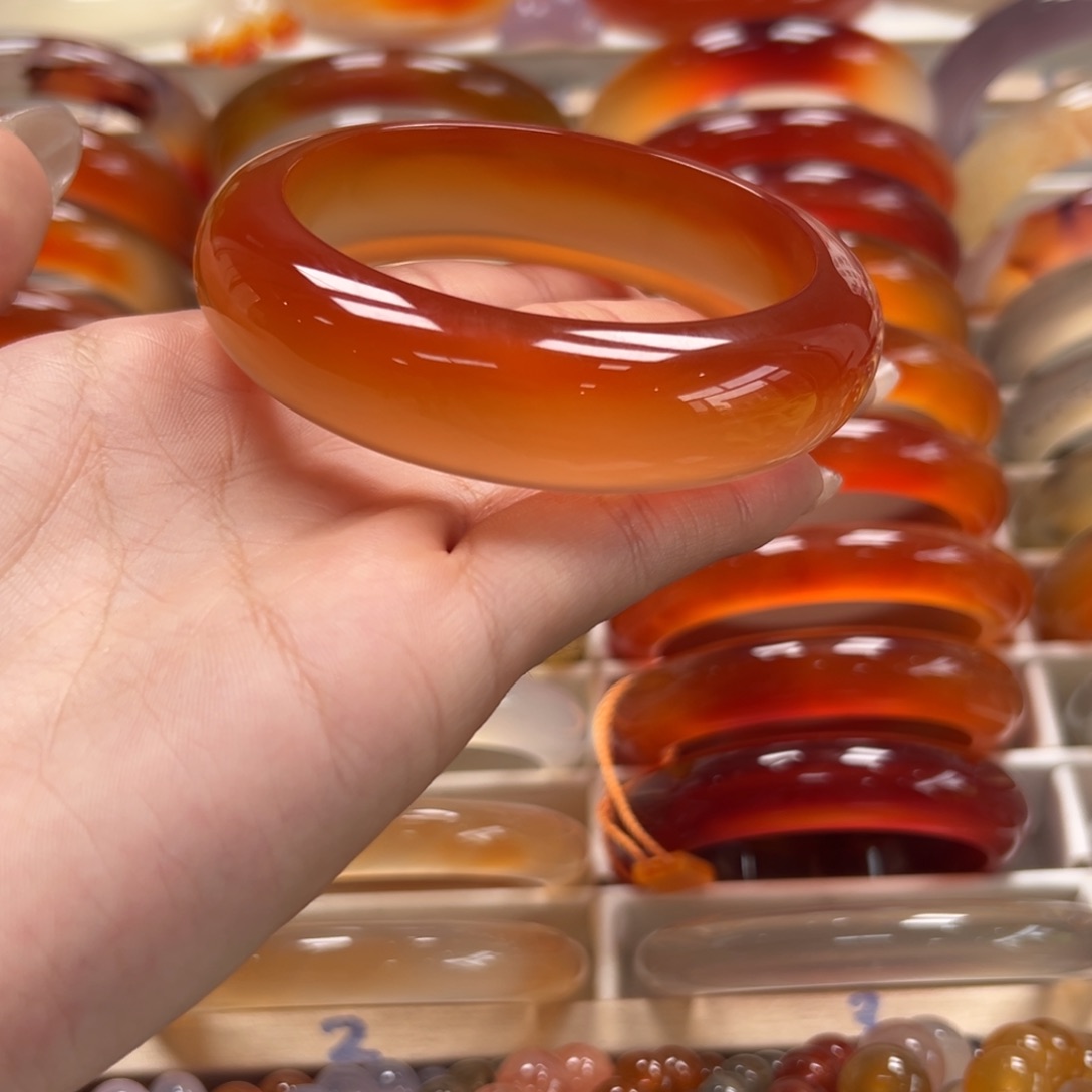 手镯玛瑙/玉髓未镶嵌一****?