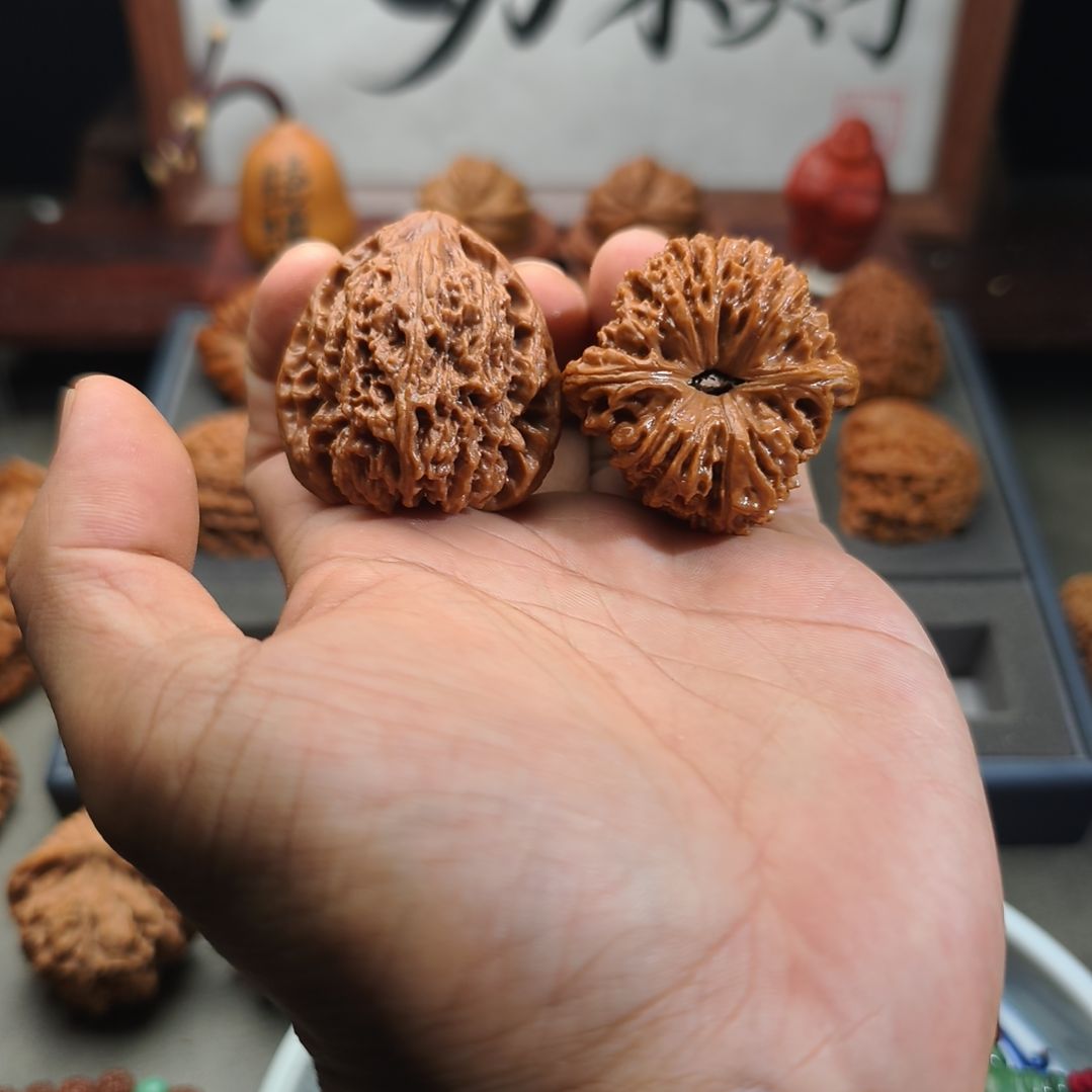 文玩核桃吊坠42三角高炮凹底南疆石51.5克