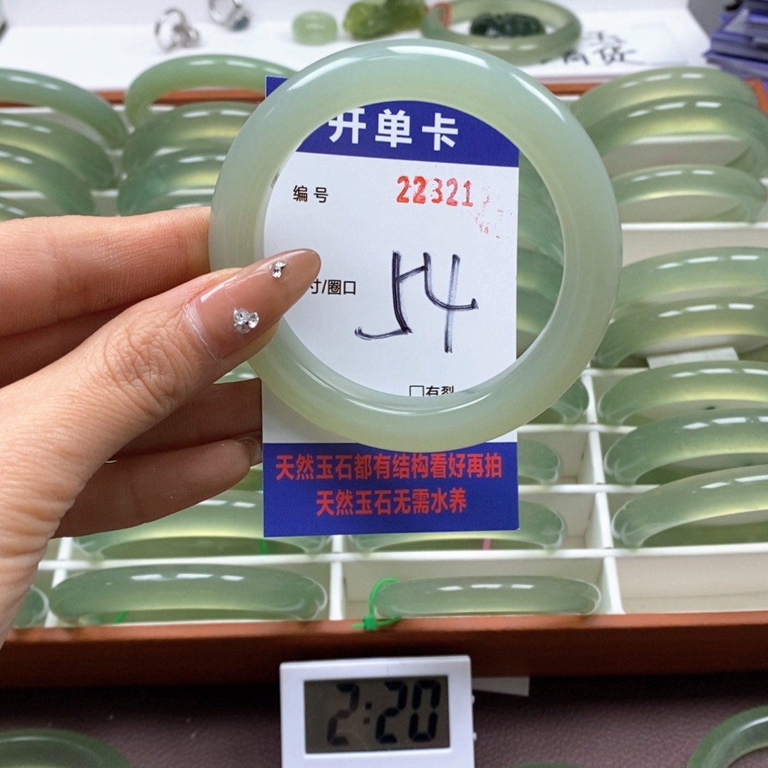 蛇纹石玉手镯未镶嵌W****M