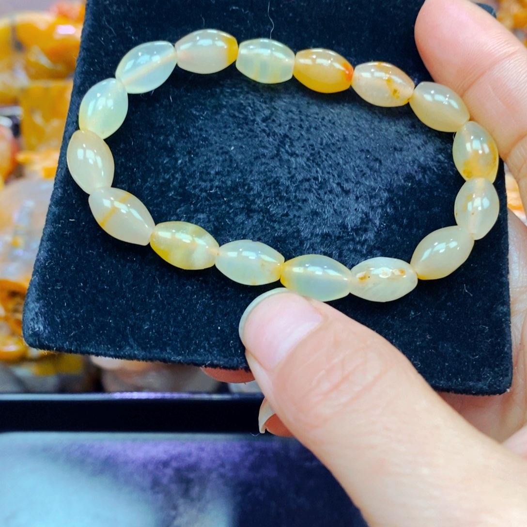 未镶嵌石英质玉（黄龙玉）颈饰