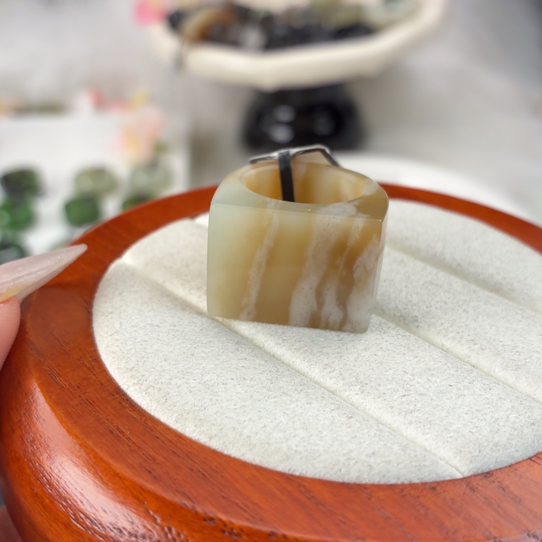 一***彩和田玉未镶嵌戒指r7牛轧糖马鞍16.9戒贴