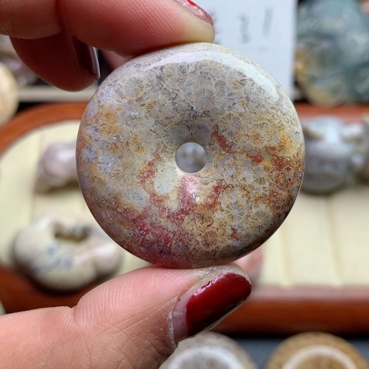 硅化珊瑚（珊瑚玉）颈饰足银镀金镶嵌