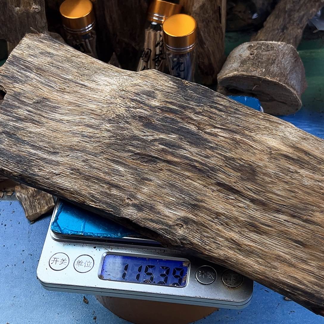 香料绿奇楠虫漏红骨凹身115克