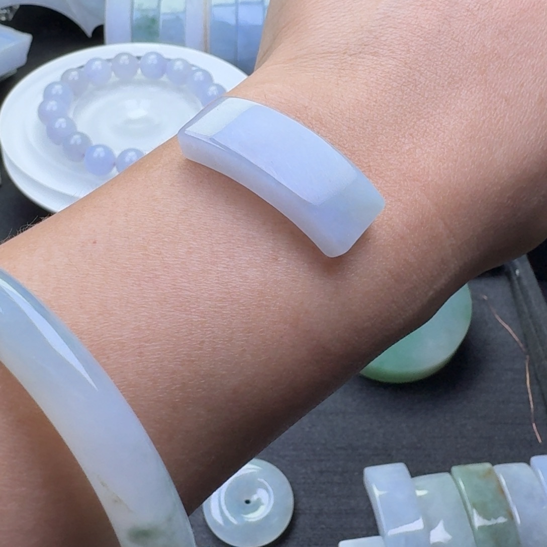 翡翠未镶嵌颈饰手牌