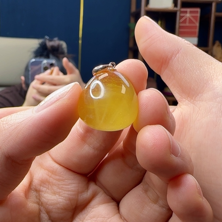 蜜蜡吊坠(赠链)18K金镶嵌L**i