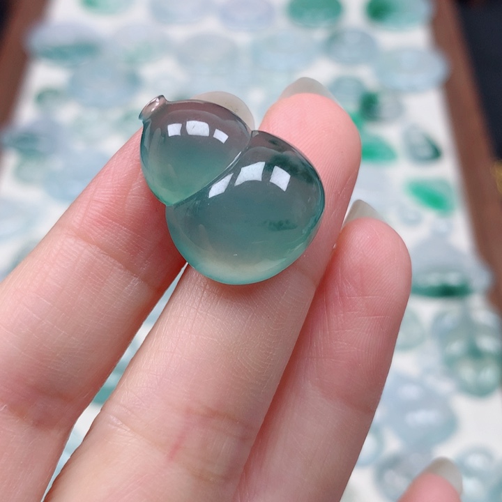 翡翠未镶嵌颈饰冰种飘花大葫芦