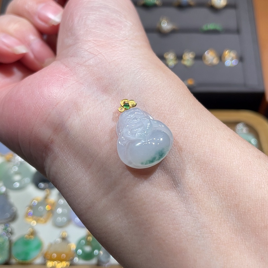 翡翠颈饰18K金镶嵌飘花财爷爷