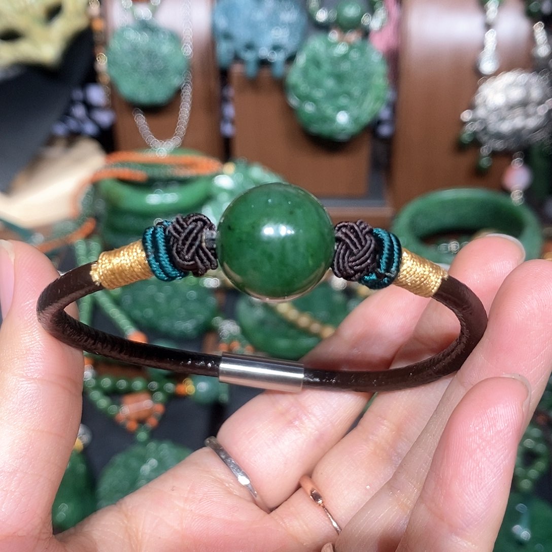 颈饰未镶嵌和田玉（糖玉）