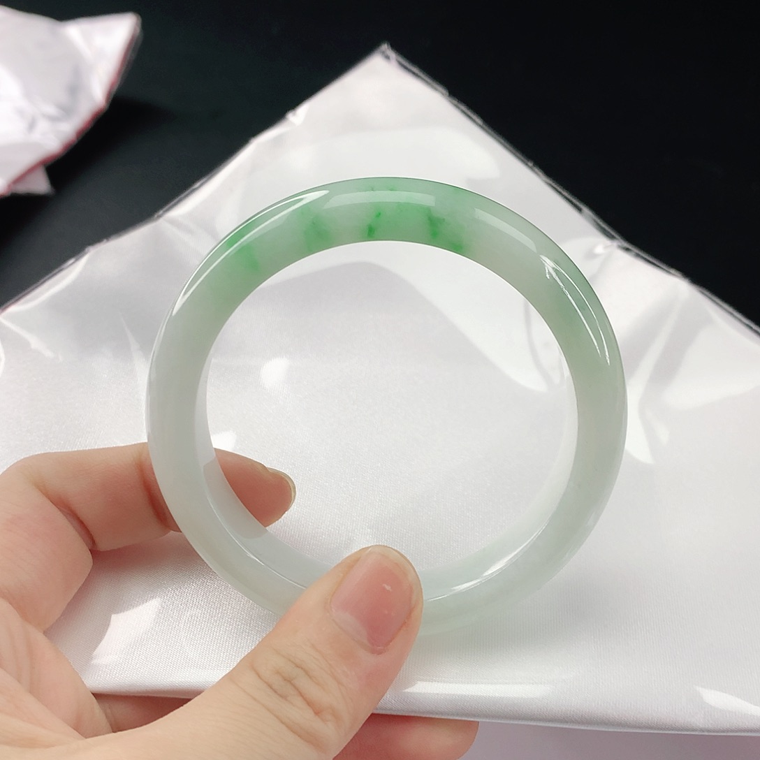 翡翠手镯未镶嵌翡翠373