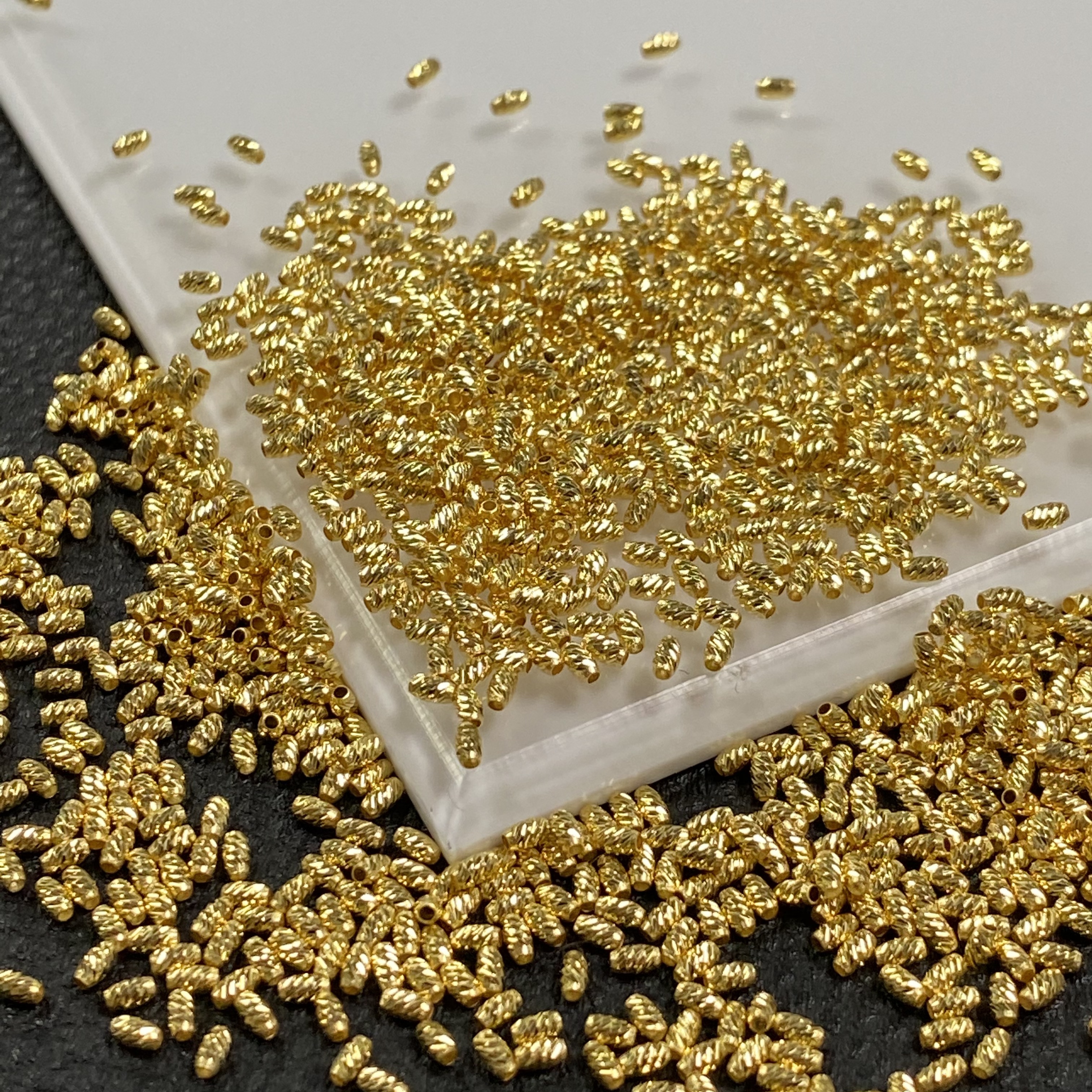 戴琴珠宝」YZ5101-3粒18K金1.5mm左右碎金橄榄珠配件-JS