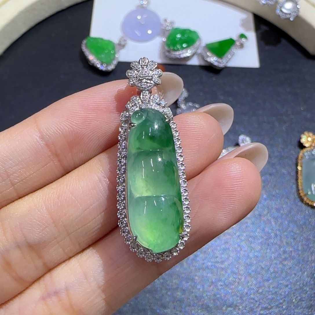 一***猫翡翠18K金镶嵌颈饰精品