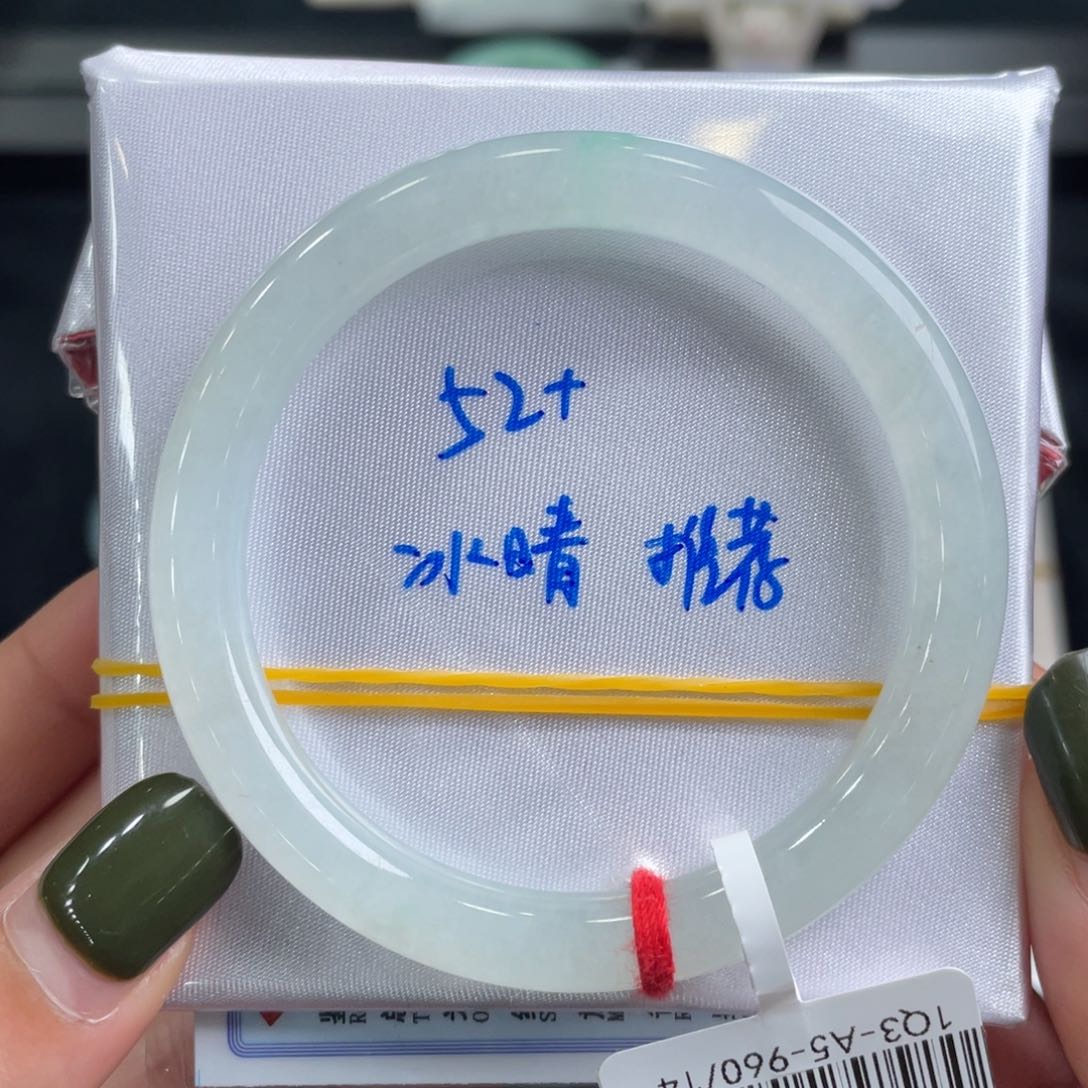 翡翠手镯未镶嵌翡翠手镯