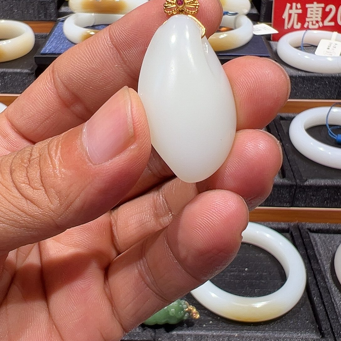 钮****和田玉未镶嵌颈饰