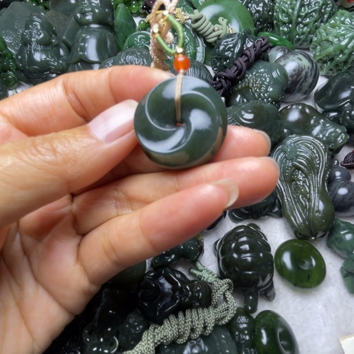 和田玉未镶嵌颈饰