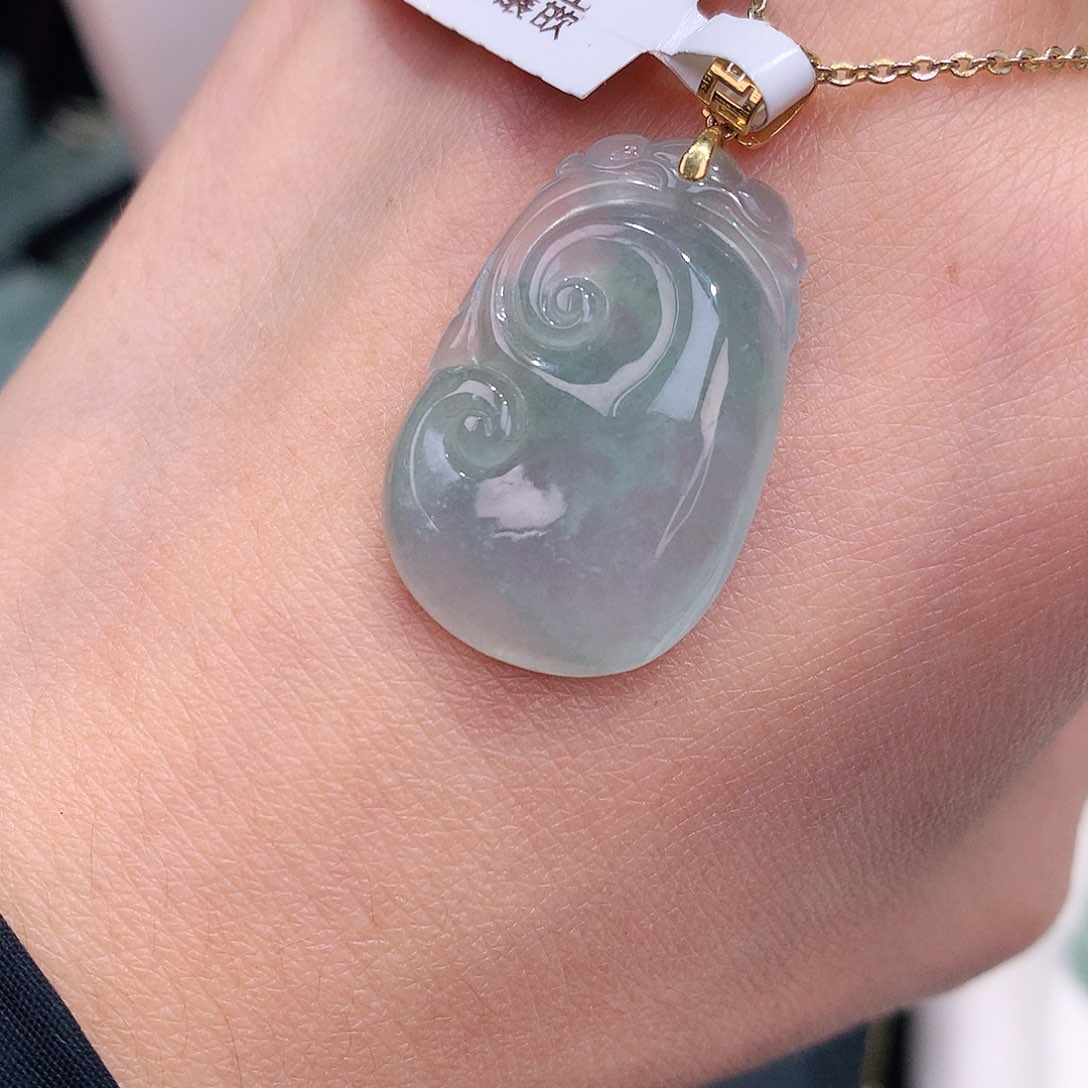 颈饰18K金镶嵌翡翠冰胶如意