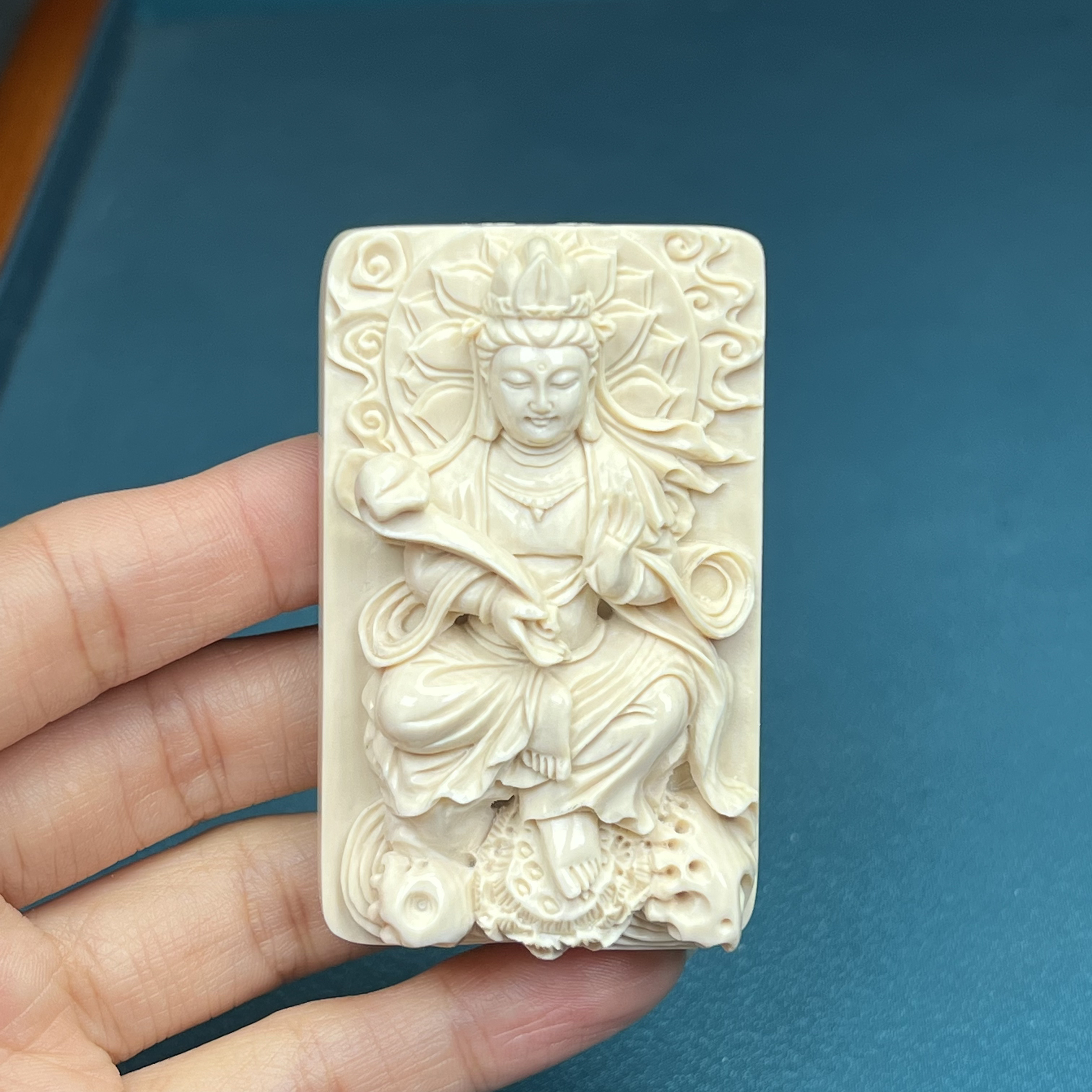 K9733【北京大师-青松】天然猛犸牙雕刻大势至菩萨40x64x19mm 52克