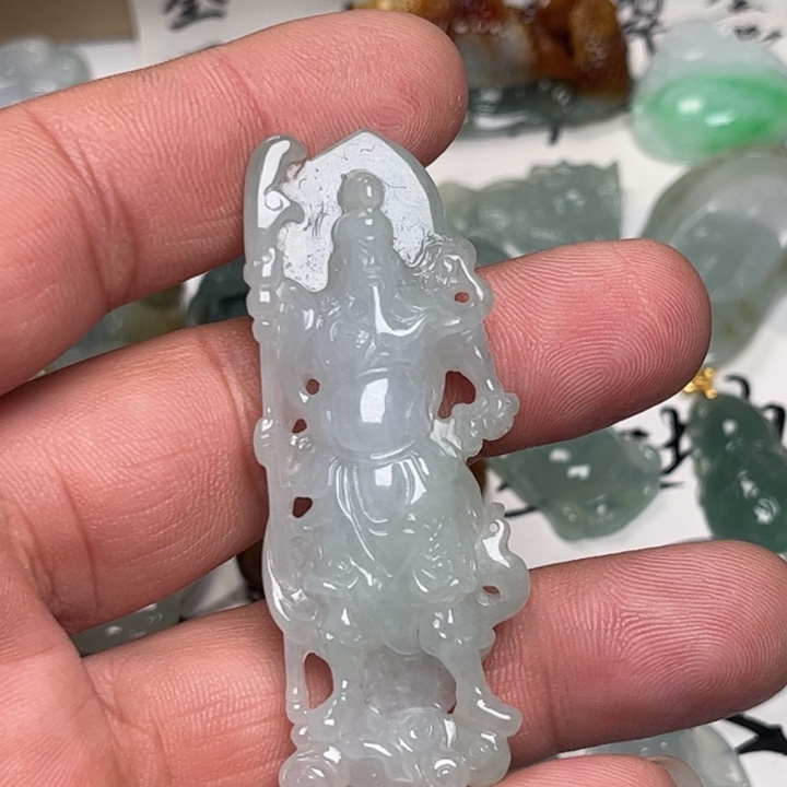 翡翠未镶嵌颈饰关公