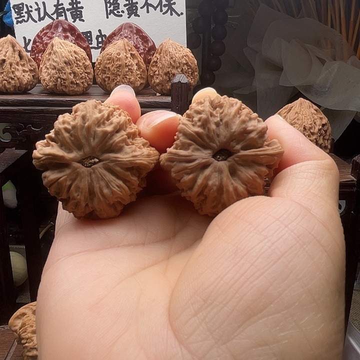 风***筝文玩核桃吊坠全品无修南疆石全家福