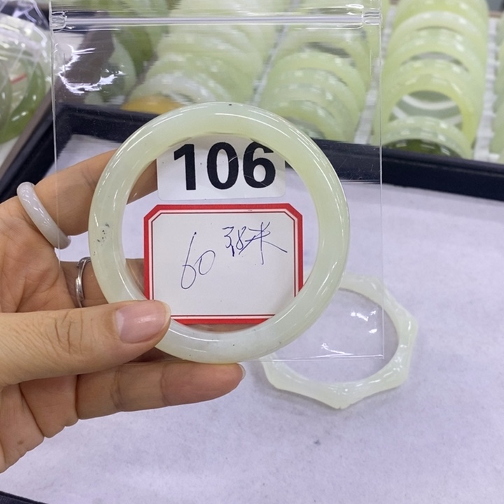 岫玉未镶嵌手镯（圆镯）