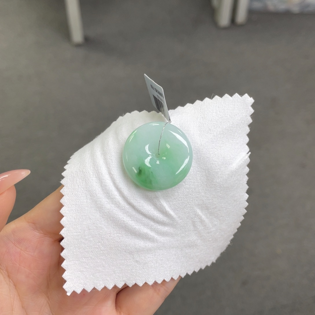 翡翠颈饰未镶嵌平安扣