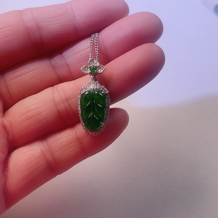 翡翠颈饰未镶嵌翡翠叶子